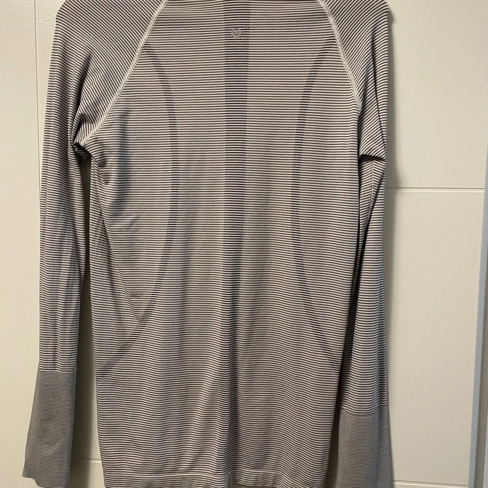 Lululemon Athletica Gray and White Long Sleeve Tee - Picture 2 of 3